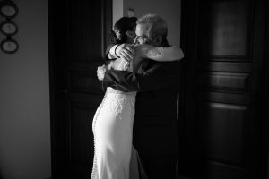 La sposa abbraccia il padre prima della cerimonia, bianco e nero