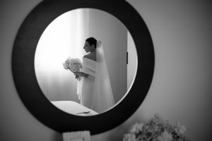 La sposa riflessa nello specchio, bianco e nero
