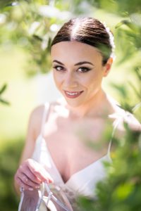 Ritratto della sposa tra i rami di ulivo
