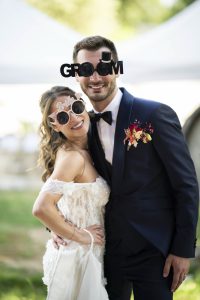 Gli sposi scherzano con gli occhiali Groom e Bride