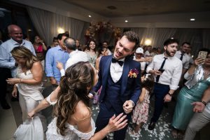 Gli sposi ballano tra gli invitati al ricevimento