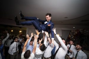 Lo sposo lanciato in aria dagli amici, festa di matrimonio