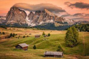 Baite in legno all'Alpe di Siusi al tramonto