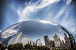 Il Cloud Gate di Chicago riflette lo skyline