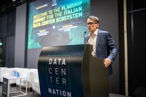 Un relatore al podio durante il suo intervento