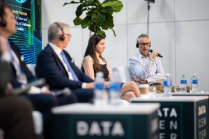 Panel discussione con microfono