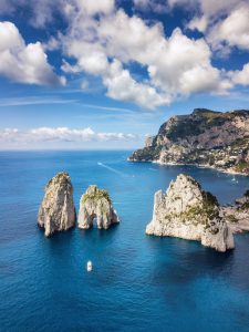 I Faraglioni di Capri visti dal mare
