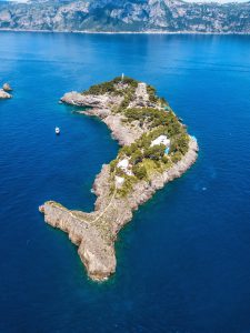 Un'isola vista dal drone, acque turchesi