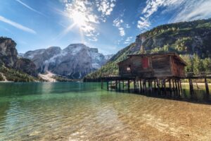 Il rifugio sul lago di Braies in una giornata limpida