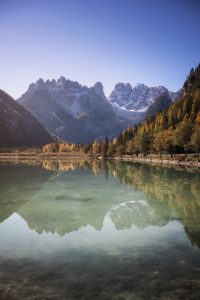 Riflessi delle Dolomiti nel lago di Landro
