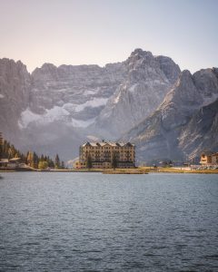 Il Grand Hotel di Misurina ai piedi delle Dolomiti